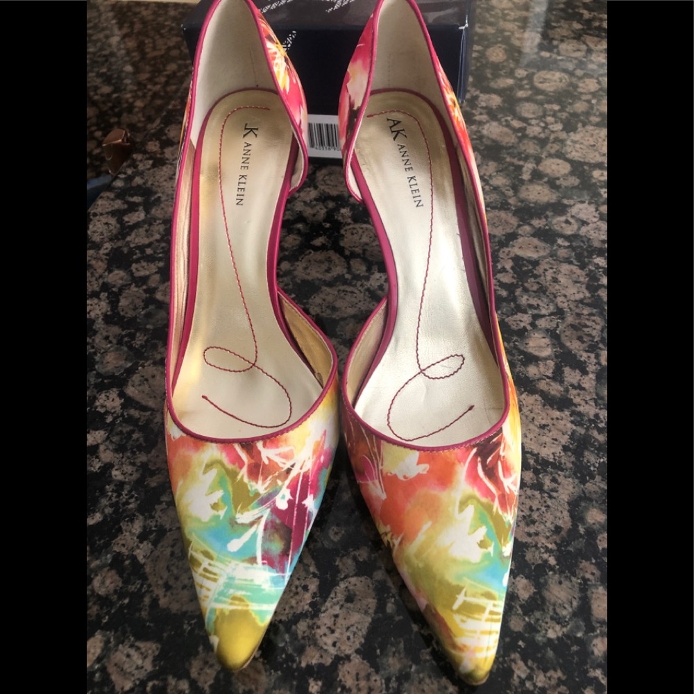 Anne Klein - Elegant, Floral, Silk timeless pumps!